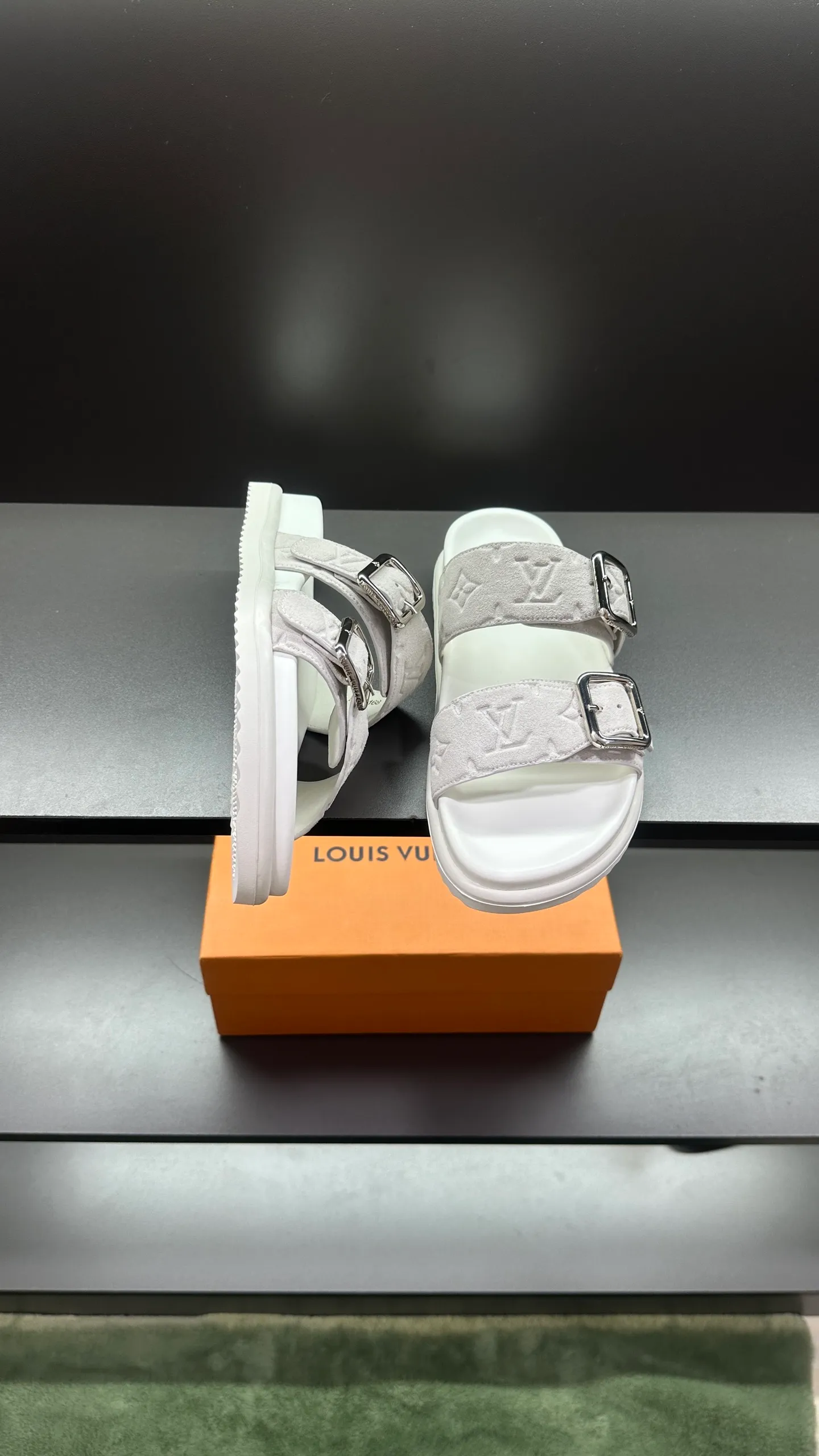 P340 🔍LV Men's Spring and Summer Slippers Counter Synchronization. The uppers are imported cowhide fabrics from Italy, with logo graphics and high-quality craftsmanship. Soles: original soles specially provided by the original factory. Exclusive movable molded soles are super comfortable. Original factory follow-up orders. 🔍🔍High quality. You can enter and leave the counter at will. Welcome to compare. Code number 38-45 No. 058